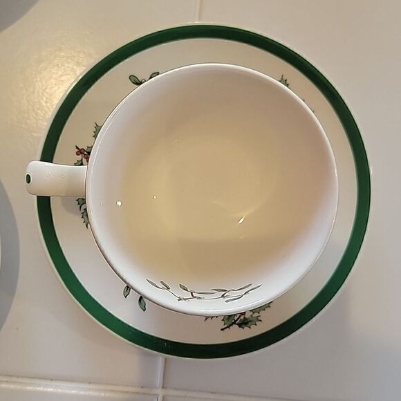 Vintage Spode Christmas tea/saucer 7oz. Set of 4 - Picture 4 of 11